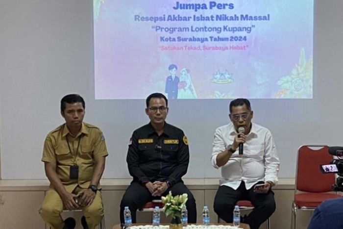 Pemkot Surabaya Gelar Nikah Massal, 330 Pasangan Jalani Resepsi Pesta Kebun di Balai Kota