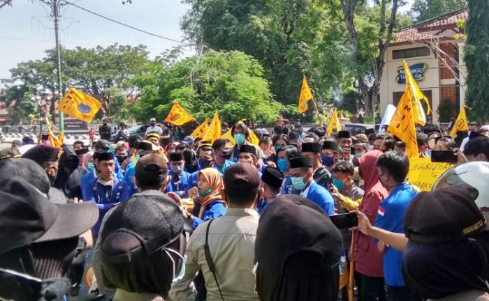 Bentrok Warnai Demo Tambang Ilegal di Pendopo Pamekasan, 3 Mahasiswa Dilarikan ke Rumah Sakit