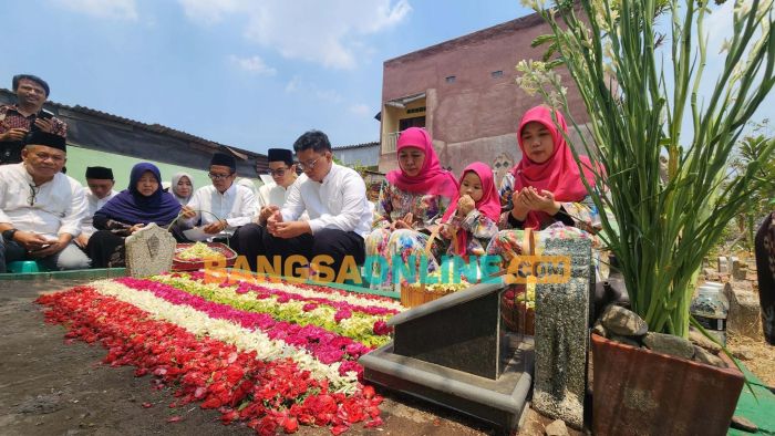 Hajat Nikahkan Putra Ketiganya, Khofifah Ziarah Makam Suami dan Gelar Santunan Yatim