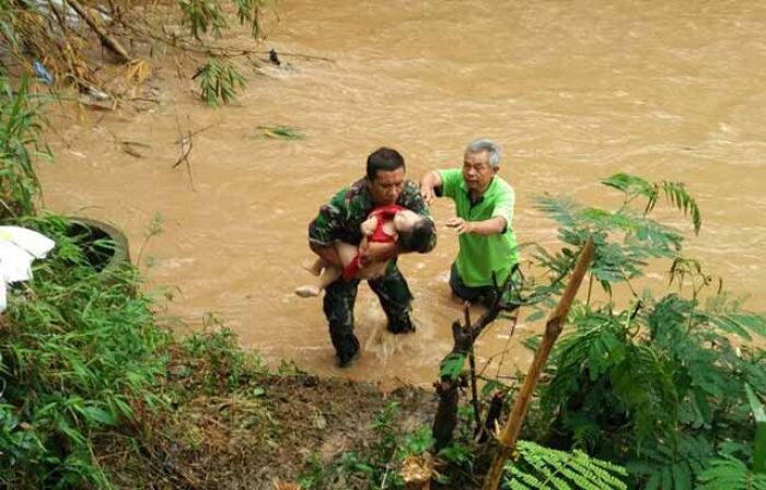 Babinsa Pule, Trenggalek Evakuasi Anak Tenggelam di Sungai Gugur