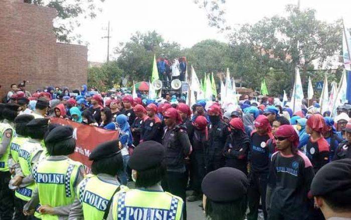 Ratusan Buruh di Mojokerto Kembali Demo Kantor Pemkab, Tuntut Kenaikan Gaji Rp 3,3 Juta