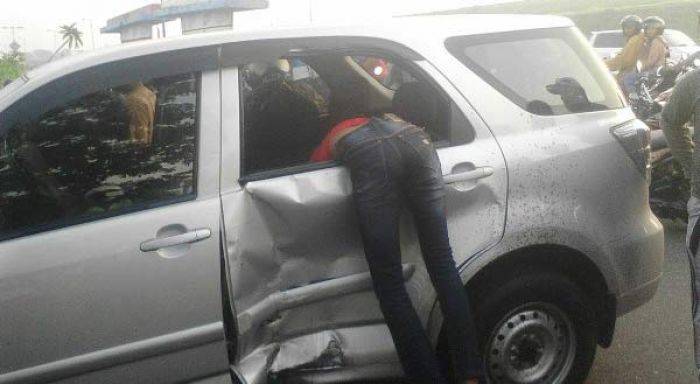 Kecelakaan di Porong Sidoarjo, Pengendara Motor <i>Nyantol</i> di Pintu Mobil