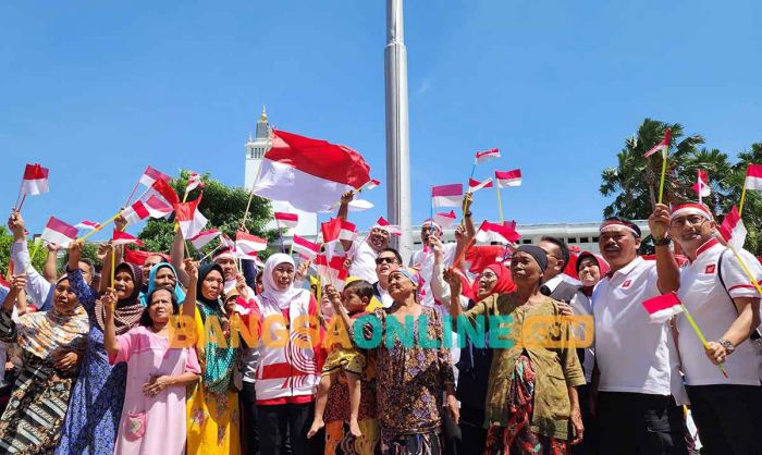 Meriahkan HUT ke-78 RI, Gubernur Khofifah Bagikan 3.000 Bendera dan Sembako untuk Masyarakat