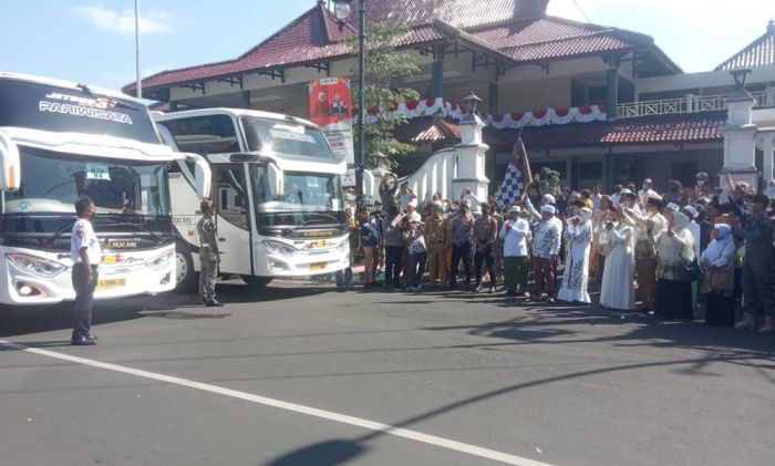 Berangkatkan 905 Jemaah Haji, Bupati Jember Minta Jaga Kesehatan dan Jaga Nama Baik Indonesia