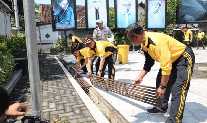 Cegah Corona, Polres Jombang Gelar Giat Bersih Lingkungan
