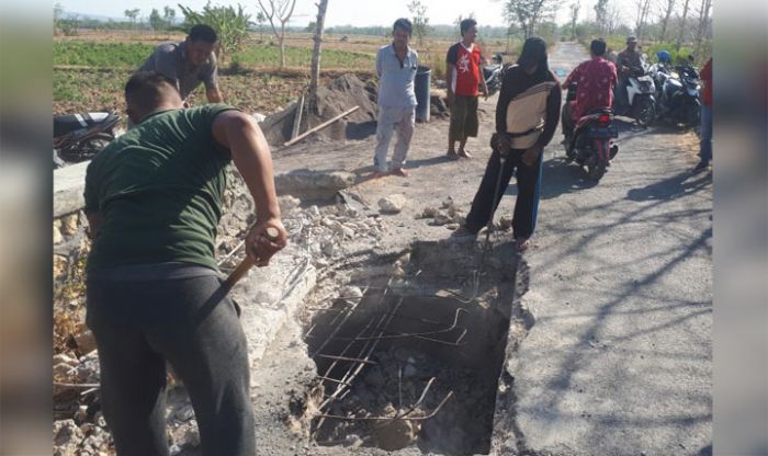 Pemkab Tutup Mata, Warga Desa Pecanggaan Swadaya Perbaiki Jembatan yang Ambruk