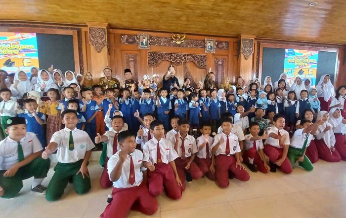 Komitmen Wujudkan Pendidikan Gratis, Pemkot Mojokerto Salurkan Seragam dan Peralatan Sekolah 