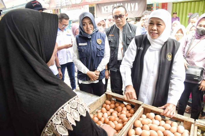 Blusukan ke 2 Pasar di Mojokerto, Gubernur Khofifah Pastikan Stok Bahan Pokok Aman hingga Lebaran