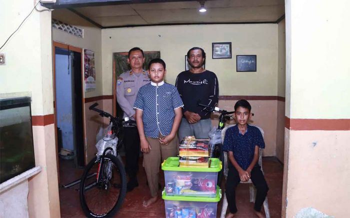 Polres Kediri Beri Sepeda ke Anak Kembar Yatim Piatu