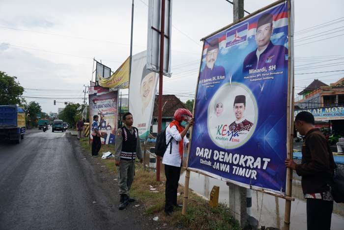 ​Petugas Gabungan di Jombang Tertibkan Alat Peraga Kampanye