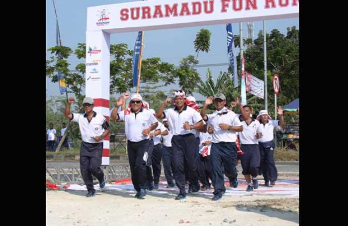 Prajurit Koarmatim Tunjukkan Kemampuan dalam Fun Run 10K Festival Suramadu 2017