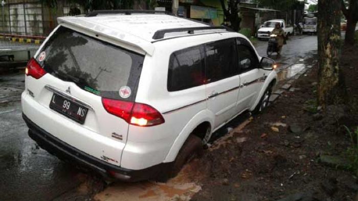 Ban Mobil Pajero Terperosok ke Bekas Galian PDAM di Wonorejo Timur Surabaya