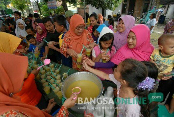 Peringatan Tahun Baru Muharram, Warga Jombang Berebut Dawet