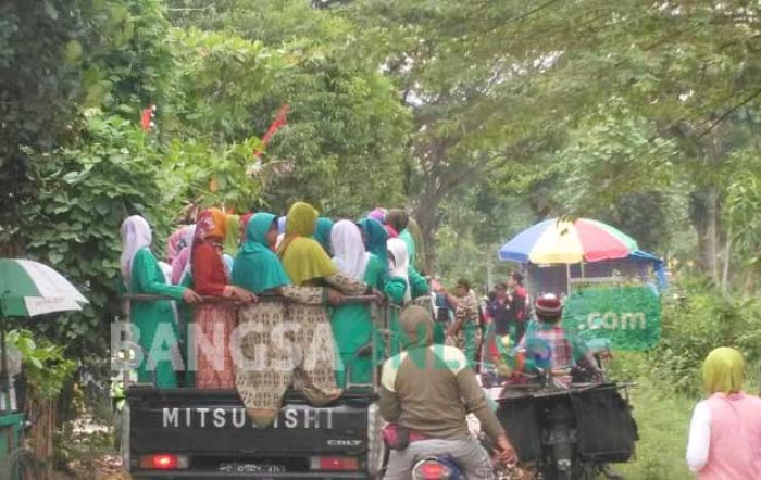 Naik Mobil Bak Terbuka, Ratusan Anggota Muslimat dan Fatayat Parengan Semangat Ikuti Pengajian