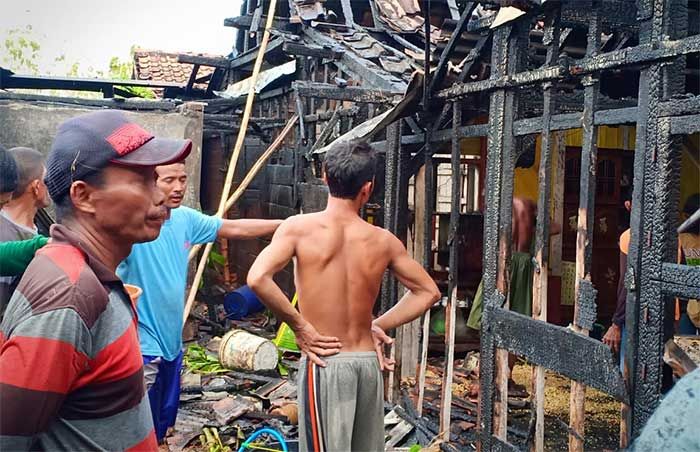Anak Main Korek Api di atas Tumpukan Jerami, Rumah di Bangilan Terbakar