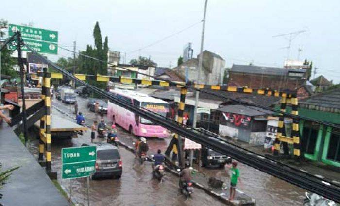 Tergenang dan Berlubang, Pertigaan Babat Lamongan Macet Panjang