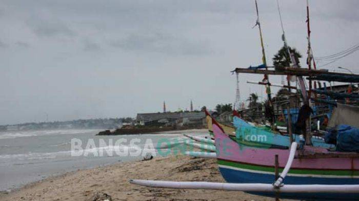 Gelombang Tinggi Sapu Pantai Selatan Lumajang, Puluhan Perahu Rusak