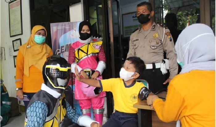 Polisi Power Rangers Hibur Anak saat Divaksin di Jombang