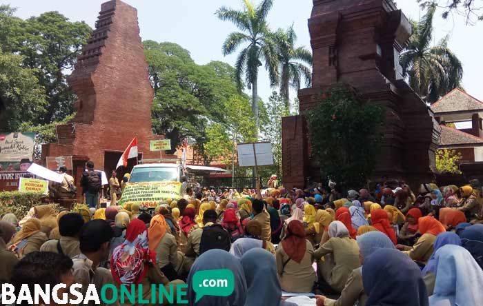 Ratusan Guru Honorer di Mojokerto Demo DPRD dan Pemkab, Desak Pemerintah Akomodir GTT
