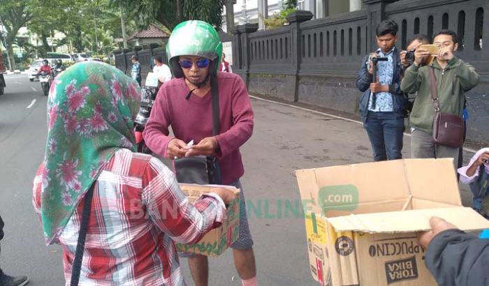 Prihatin Jalan Rusak di Kota Malang, Sejumlah Warga Gelar Aksi Galang Koin