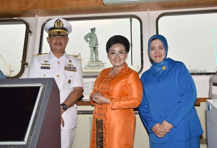 Pangarmatim Dampingi Ibu Panglima TNI Joy Sailling Menggunakan KRI Dr Soeharso-990