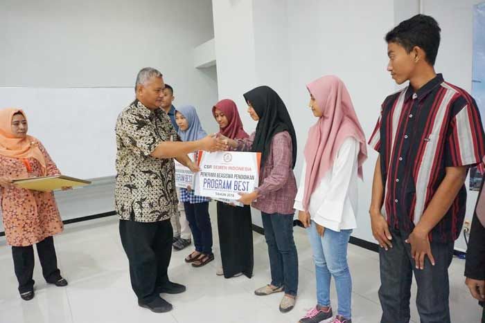 Semen Indonesia Berikan Beasiswa Kepada 10 Siswa yang Lolos ke PTN