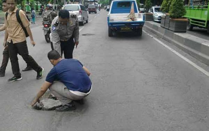 Prihatin Tak Kunjung Diperbaiki, Petugas Polsek Bangil Tutup Lubang-lubang di Jalan Provinsi