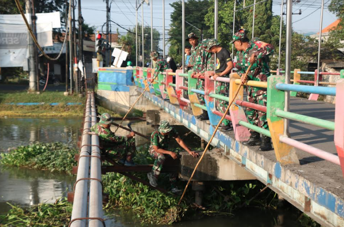 Satgas TMMD Sidoarjo Bersama Masyarakat Lakukan Bersih-bersih Sungai dan Jalan di Balongbendo