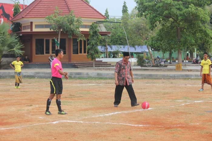 Peringati Hari Pahlawan, Santri di Tuban Gelar Sarung Soccer
