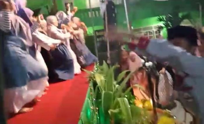 Heboh Video Santri Putri Sebuah Ponpes di Banyuwangi Berjoget di atas Panggung, Begini kata Kemenag