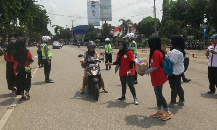 Siswa di Sumenep Kampanye Anti Narkoba Sambil Bagi-bagi Bunga