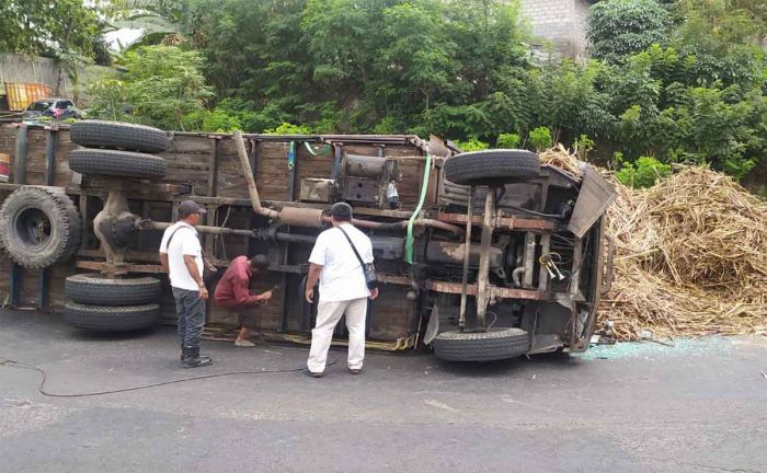 Truk Muat Tebu Terguling di Jalan Menikung Jalur Blitar-Malang