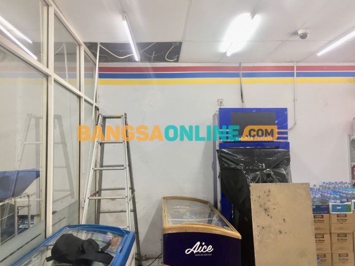 ATM BCA di Indomaret Jalan Pucang Anom Surabaya Dibobol dan Dirusak Maling