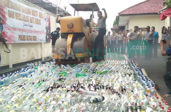 Polres Blitar Kota Musnahkan Ribuan Botol Miras