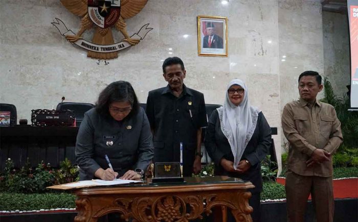 Pj Wali Kota Kediri Teken Persetujuan 3 Raperda Bersama Dewan