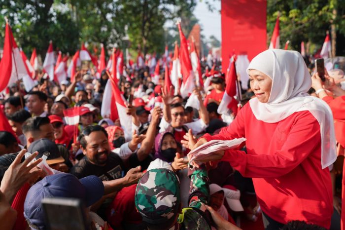 Sambut HUT RI ke-79, Khofifah Bagikan Bendera di Acara Jalan Sehat Kota Mojokerto