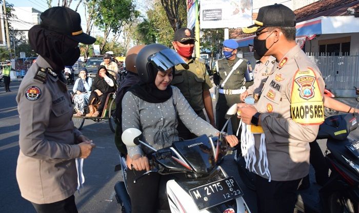 Cegah Penularan Covid-19, Kapolres Pamekasan Bagikan Masker ke Pengguna Jalan Raya