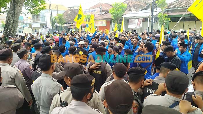 Tolak Kenaikan Harga BBM, Puluhan Mahasiswa Demo di Gedung DPRD Jombang