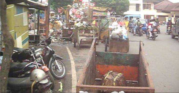 Sampah di Jalan Raya Sulfat Kota Malang Ganggu Lalu Lintas