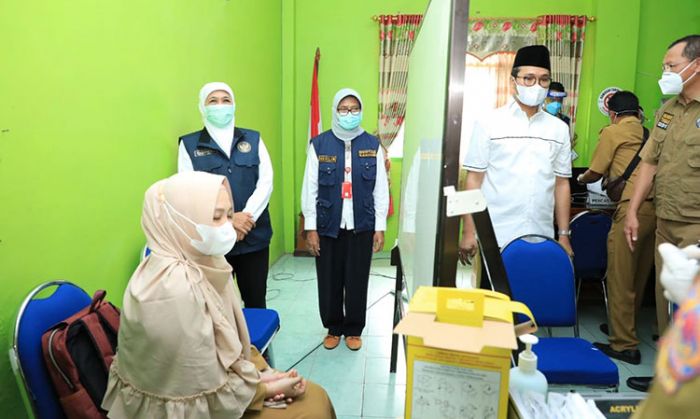 ​Pastikan Pemberian Dosis Kedua Segera Dimulai, Khofifah Tinjau Pelaksanaan Vaksinasi di Bangkalan