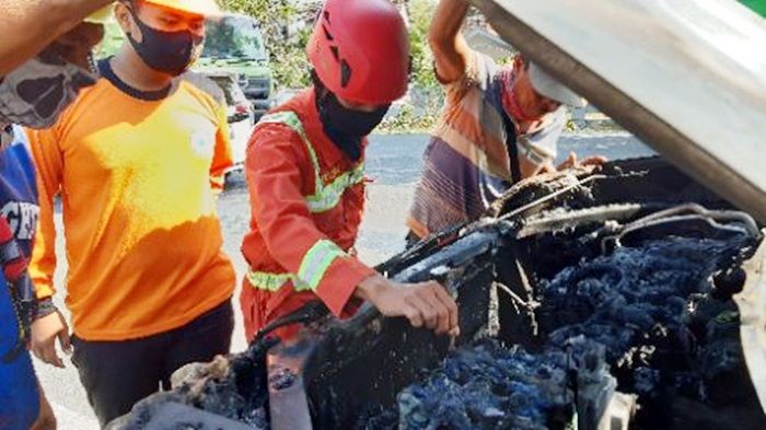 ​Pulang dari Bengkel, Mobil Nissan di Jenu Tuban Malah Terbakar