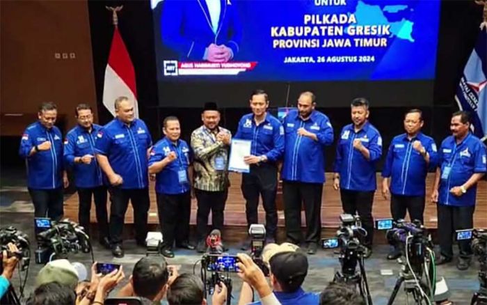 Ketum DPP Demokrat Serahkan SK Rekom untuk Gus Yani-Alif