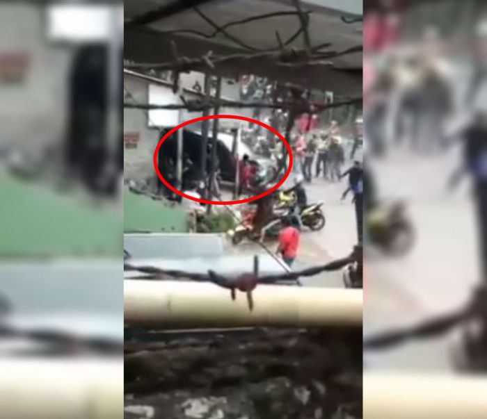 Diduga Pelaku Tabrak Lari, Mobil Toyota Kijang Jadi Aksi Amuk Warga di Bandung