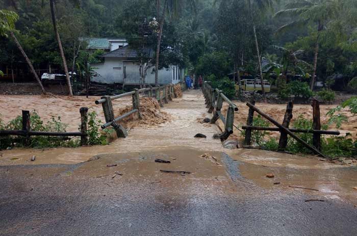 Hujan Deras, Sejumlah Akses Jalan di Arjosari Pacitan Tertutup Air dan Longsor