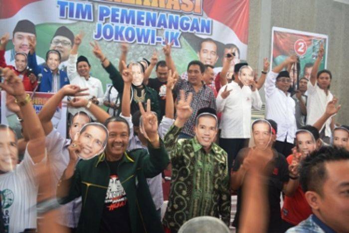 ​  Dukung Jokowi, Ratusan Kades di Bondowoso Serempak Pakai Topeng Bergambar Jokowi