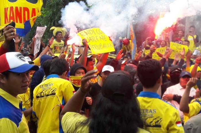 Persegres Terancam Degradasi, Ribuan Ultras Mania Demo Kantor Bupati
