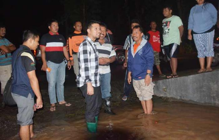 Bupati Trenggalek Tinjau Banjir di Pogalan