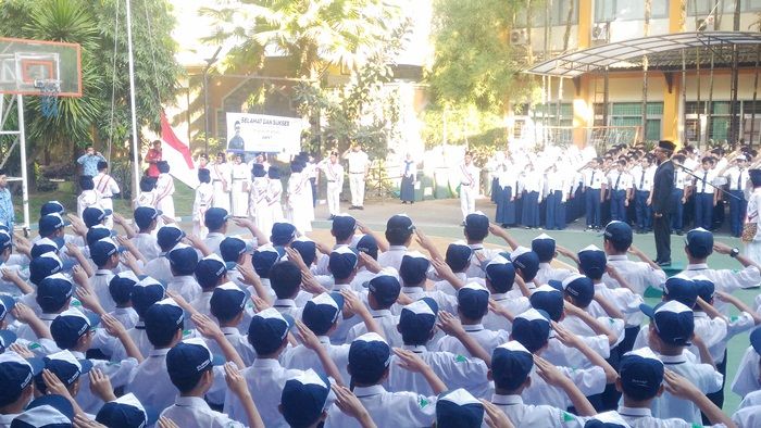 Pimpin Upacara Kemerdekaan, Kepala MTsN 1 Kota Malang Beberkan Prestasi Sekolah
