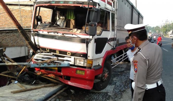 Oleng, Truk Tandum Seruduk Tiga Kendaraan dan Pejalan Kaki di Jombang