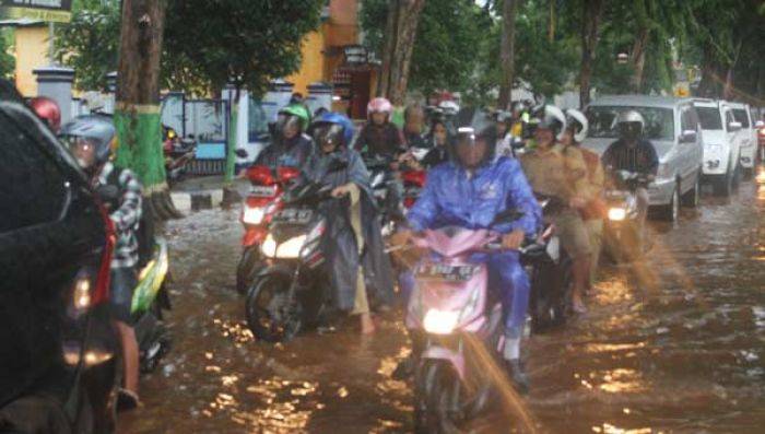 Kawasan Kota Tuban Tergenang Banjir Bercampur Lumpur, Lalin Merayap